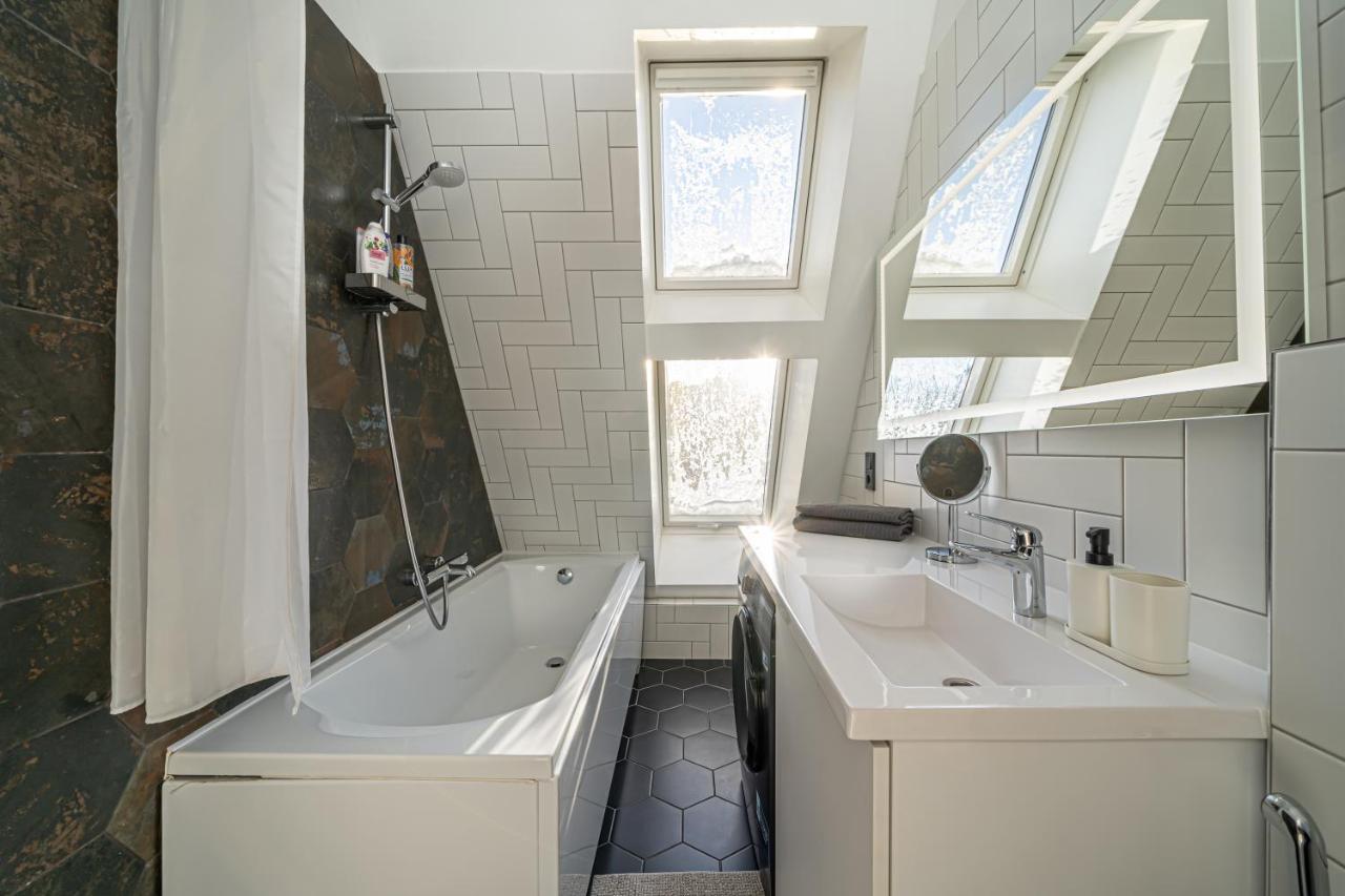Cosy Studio Apartment In Ridzenes Residence Riga Exterior photo